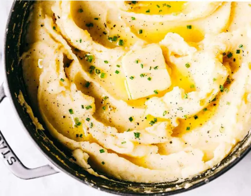 Mashed potatoes on pot