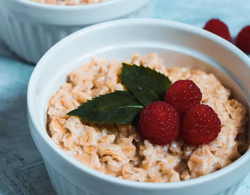 Oat pudding in bowls