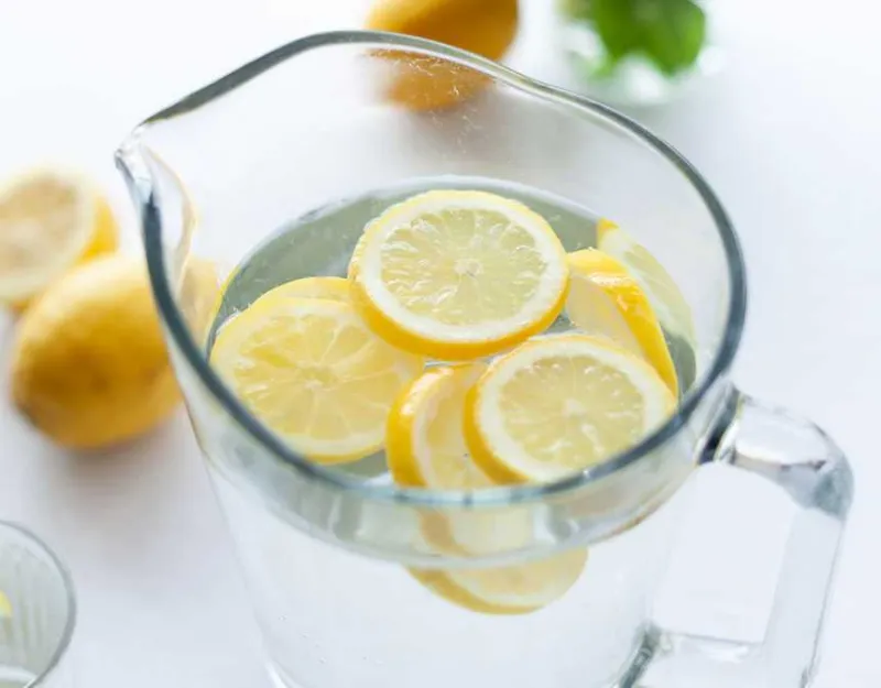 Bir sürahi dolusu limonata ve bir dilim limon