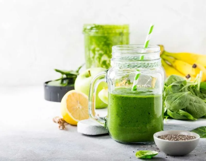 Yeşil smoothie ve meyveler