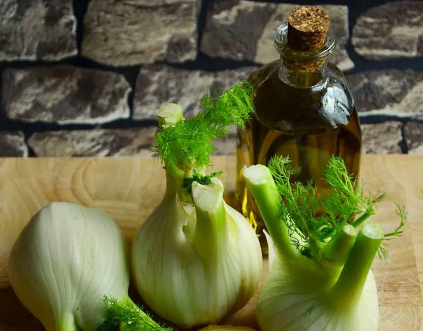 Limon ve bir şişe zeytinyağı ile rezene