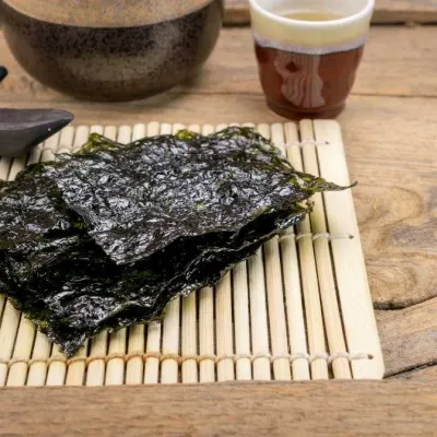 bir masanın üzerindeki nori yaprakları