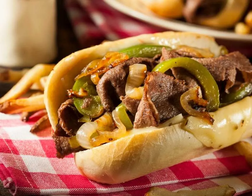 philly cheesesteak ve patates kızartması