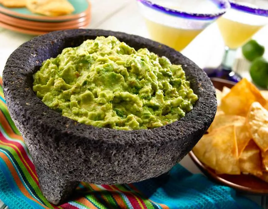 Cips ve avokadolu batırmalık guacamole