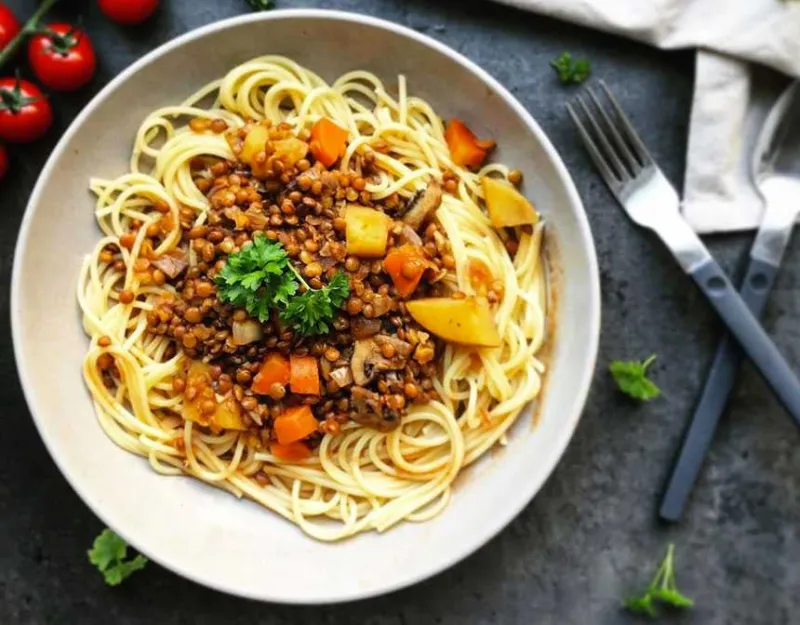 Beyaz bir kasede vegan mercimek makarna