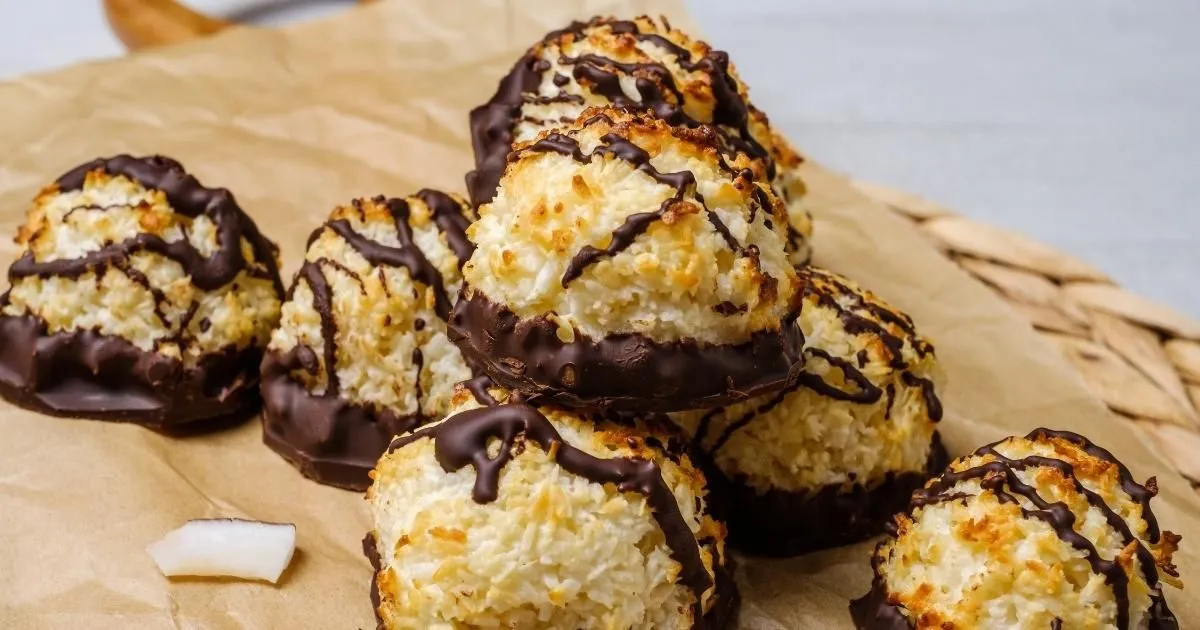 Coconut macaroons with chocolate