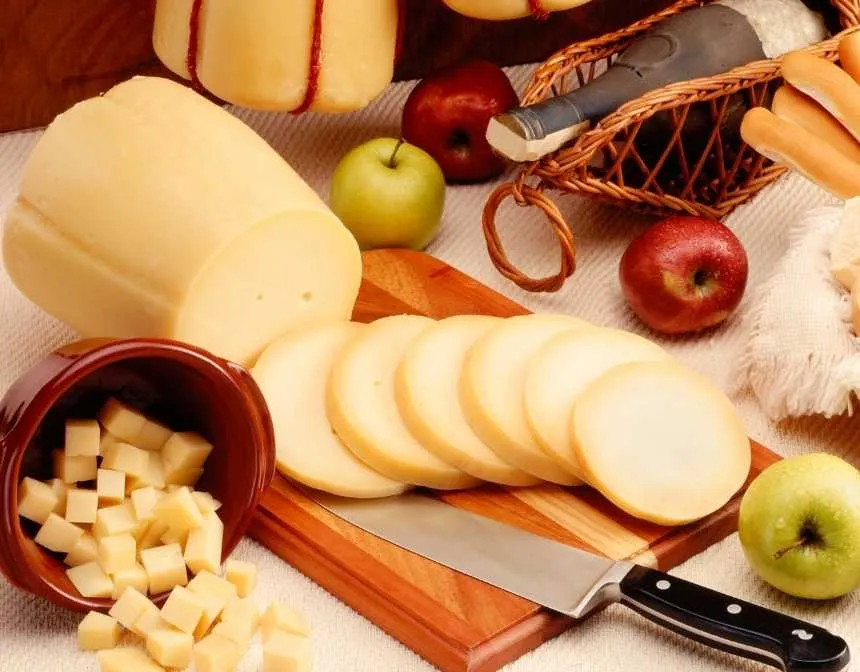 elmaların yanında provolone peyniri