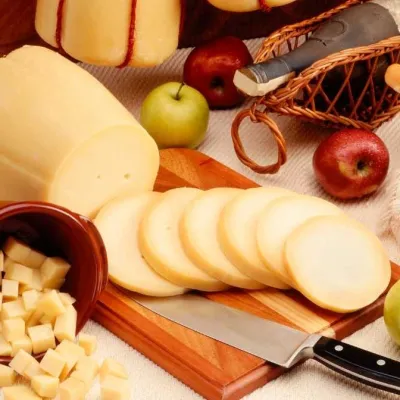 elmaların yanında provolone peyniri