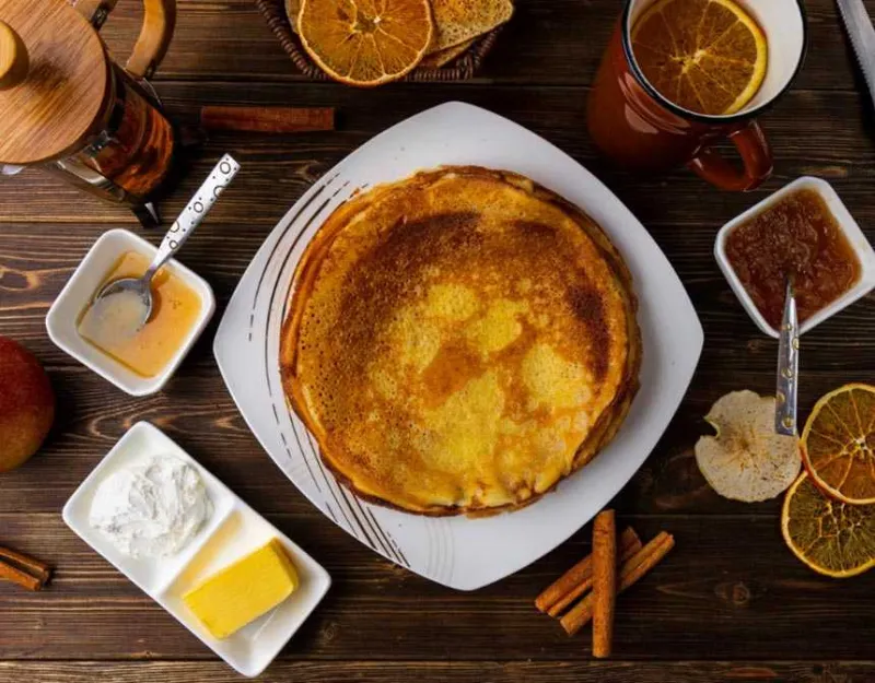 Tereyağ ve ballı bir masada Rus krep blini