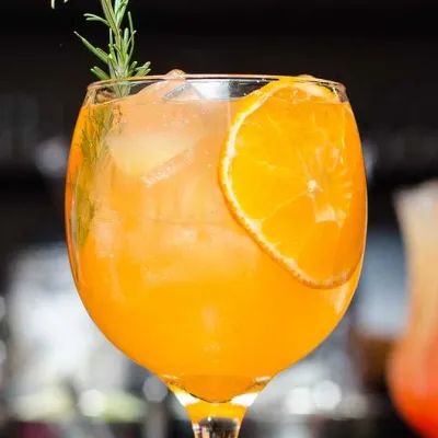 Bir bardak mandalina suyu