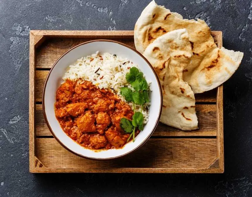 Tavuklu tikka masala ve pilav ile naan ekmek