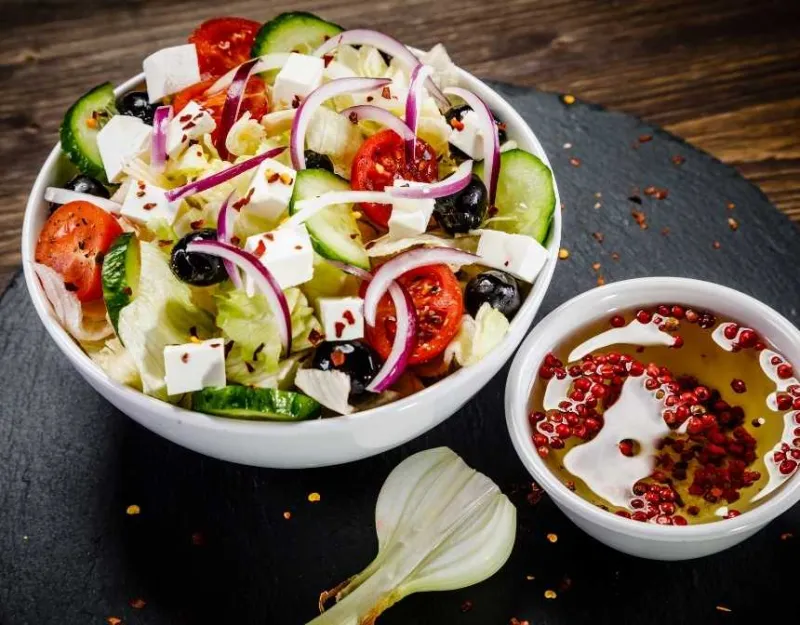 Peynirli salata yanında salata sosu