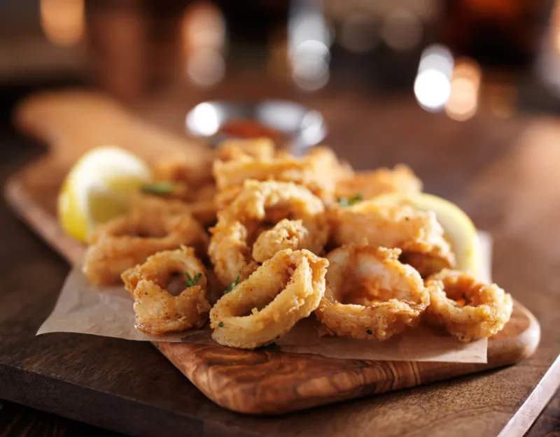 Fried calamari with lemon