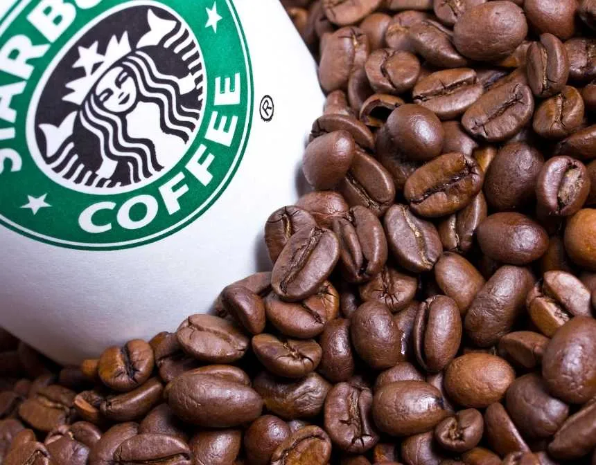 Starbucks bardak ve kahve çekirdekleri
