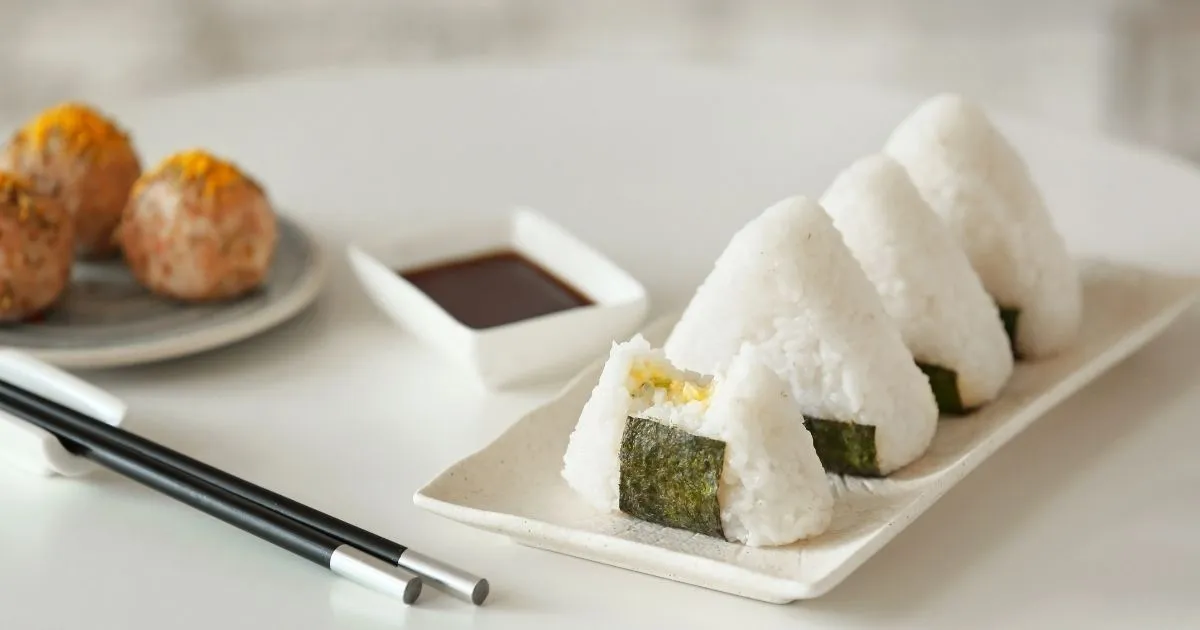 Tabakta Onigiri Pirinç Topları