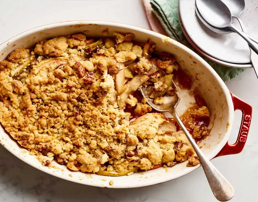 Kırmızı Staub kasede elmalı crumble