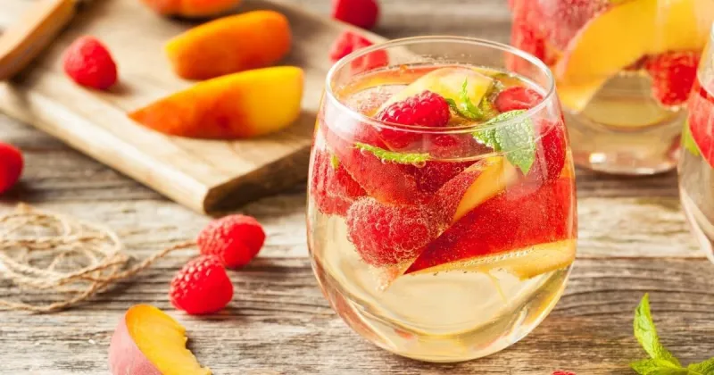 Bardakta Beyaz Sangria