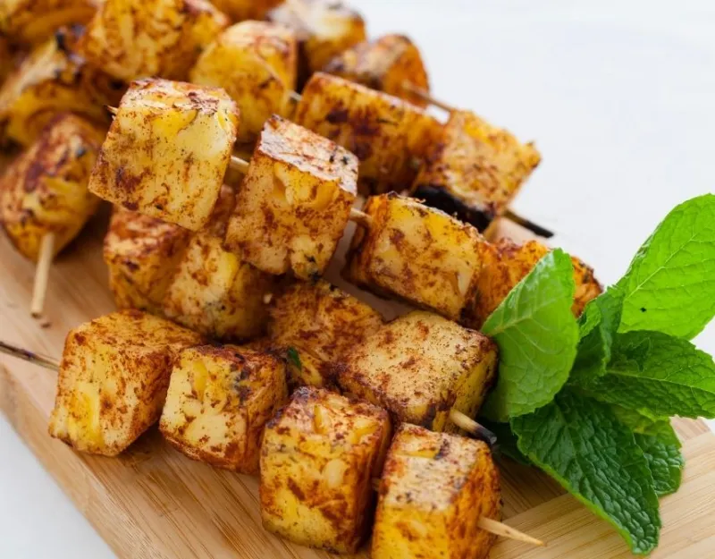 Şiş üzerinde ızgara ananas
